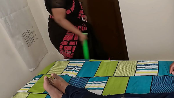 Tamil kamwali sex karti makan malik ke samne