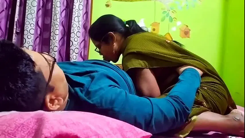 Mysore IT professor Vandana Hot Viral fucking with Student in Saree and Bra