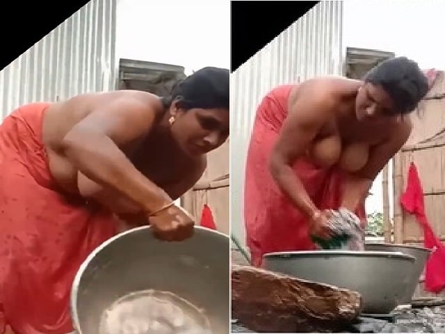 Desi bhabhi bathing and hanging big boobs viral MMS