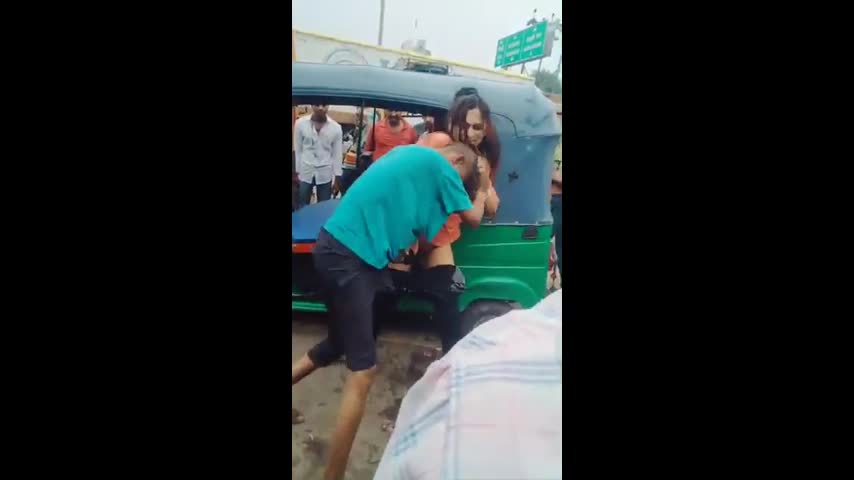 Nude girl nd guy fight in public