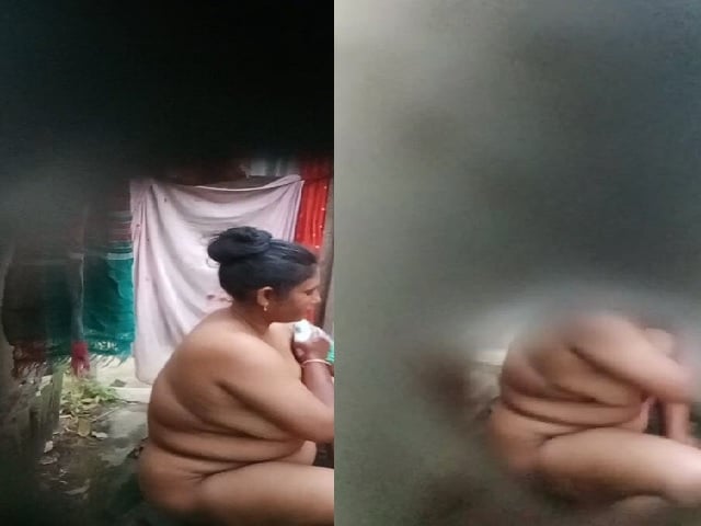 Busty MILF outdoor nude bath viral cam capture